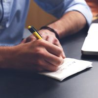 历史园地审校在明亮办公室核对资料出处，手边是标注了书页与页码的引用清单