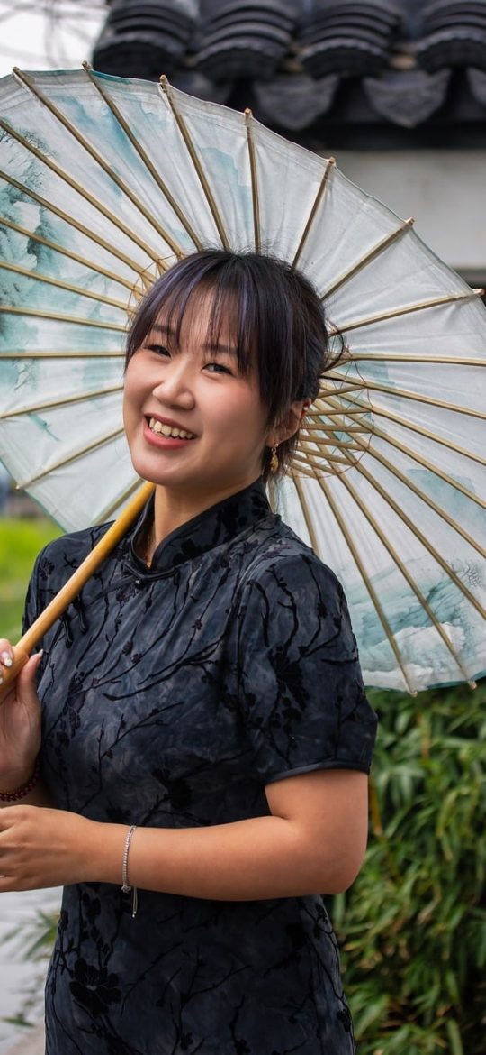 历史园地 App 中国通史时间轴界面，深色背景上朝代节点横向排列，手指正拖动查看春秋战国时期